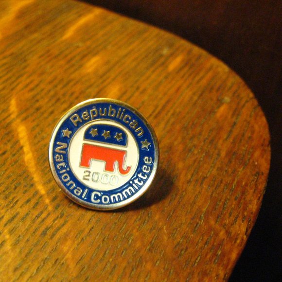 Republican National Committee 2000 Lapel Pin - Picture 4 of 4